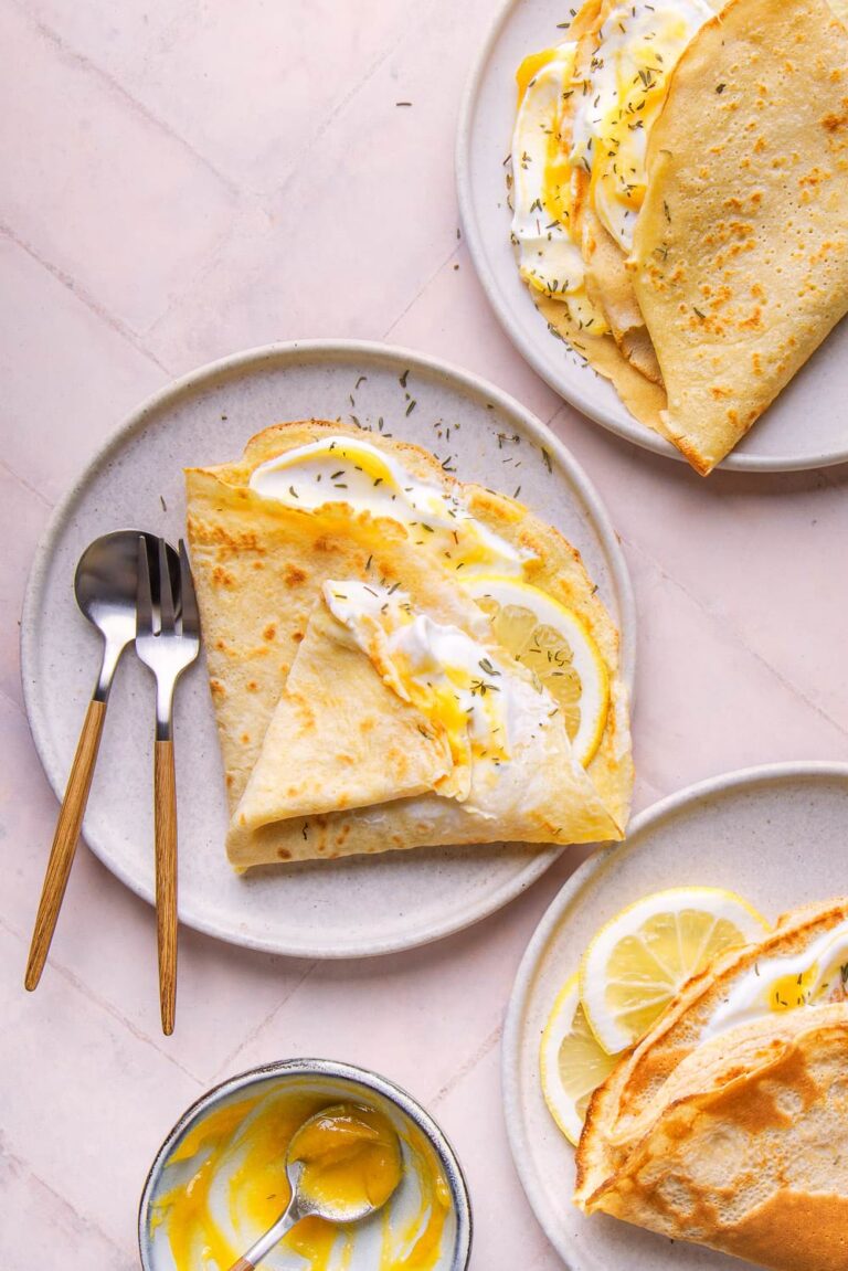 Lemon Crepe mit Kokosjoghurt und Lemon Curd – Dessert im Bright & Airy Top Shot