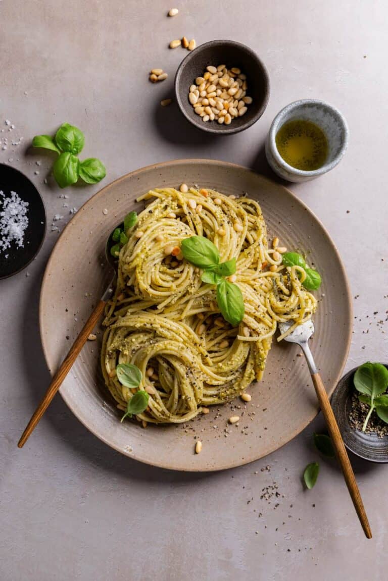 Pasta mit Pesto, Pinienkernen und Basilikum – Food Fotografie im Top Shot mit soft light
