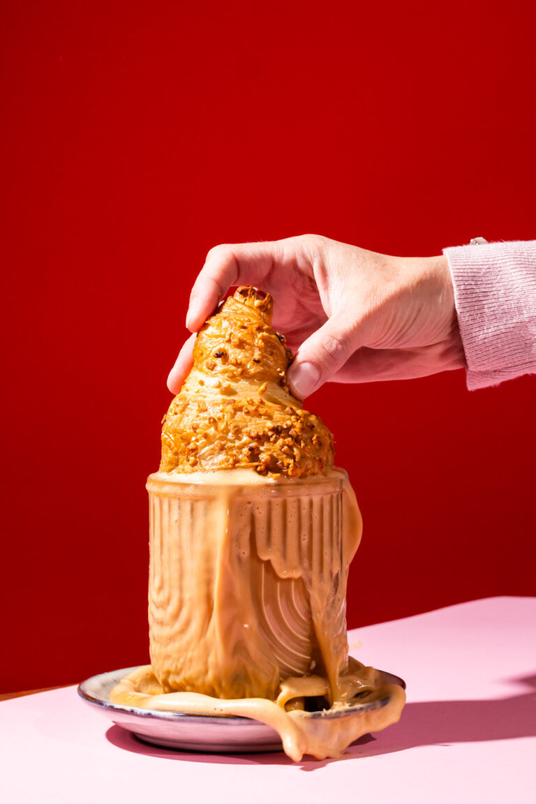 Modernes Food-Foto mit karamellüberzogenem Dessert und leuchtendem Hintergrund – professionelle Food-Fotografie für Marken, Restaurants und die Food-Industrie. Authentischer Stil, perfekte Lichtsetzung und kreative Kompositionen für starke Markenauftritte.