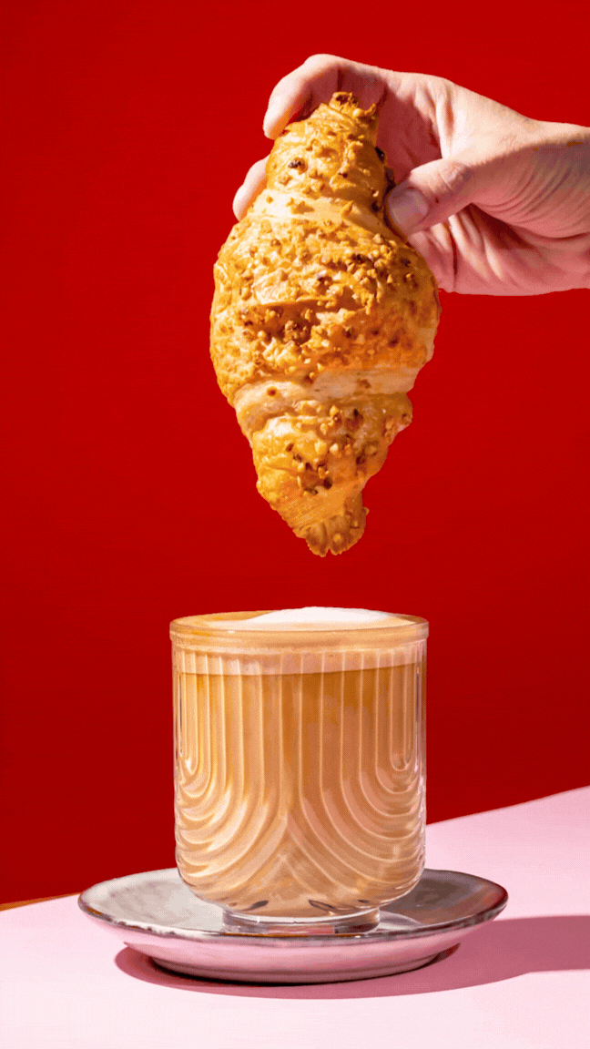 Modernes Food-Foto mit Croissant und leuchtendem Hintergrund – professionelle Food-Fotografie für Marken, Restaurants und die Food-Industrie. Authentischer Stil, perfekte Lichtsetzung und kreative Kompositionen für starke Markenauftritte.