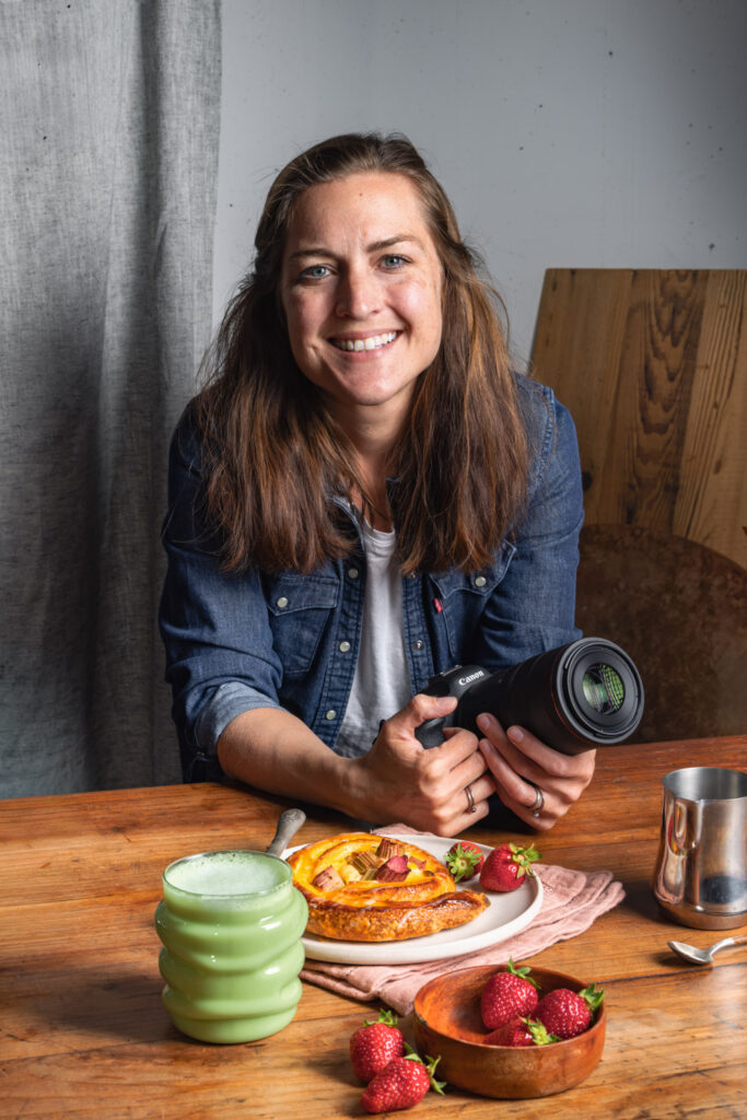 Portrait Food Fotografin im Studio mit Kamera