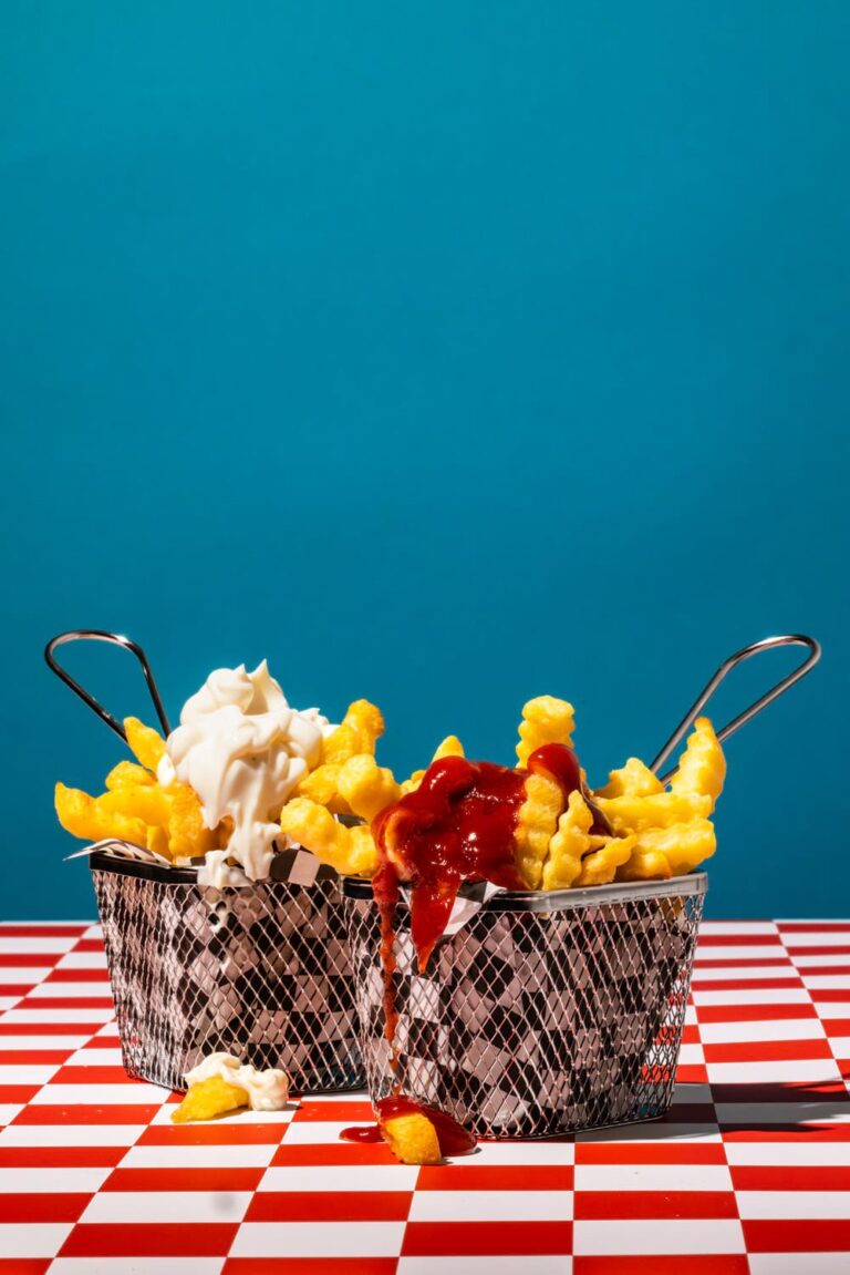 pommes-frites-mit-ketchup-mayonnaise-foodfotografie