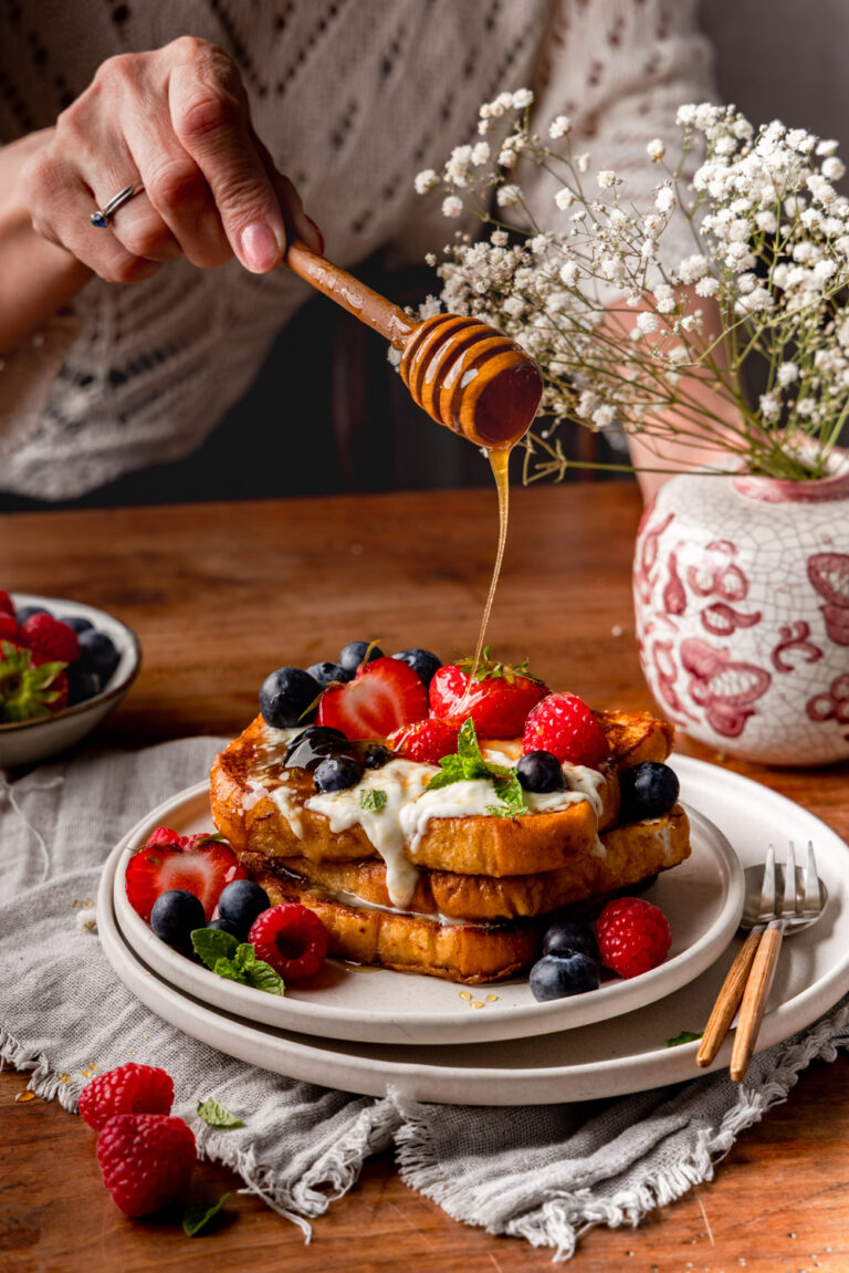 Food Brand Fotografie von French Toast mit frischen Beeren, cremigem Topping und Honig – warme, einladende Lifestyle Food Photography mit natürlichem Licht
